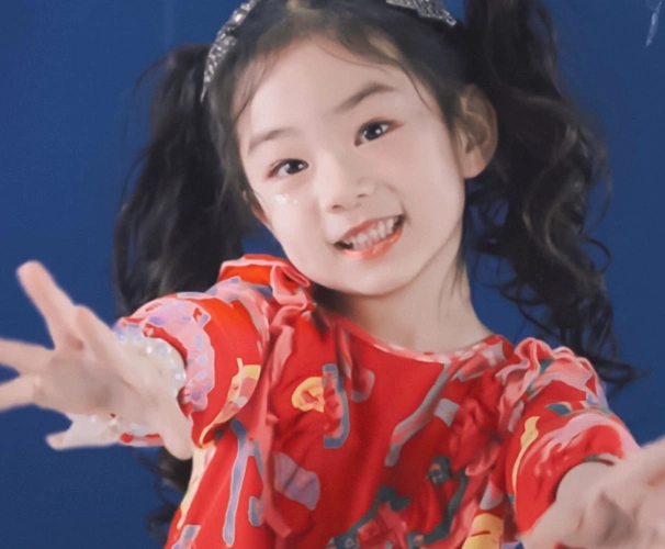 戚薇圣诞节"搞怪",lucky化身波妞可爱值爆棚,一家人好幸福_腾讯新闻