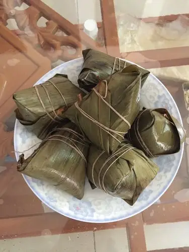 热气腾腾的粽子出锅了,真令人垂涎欲滴呢.