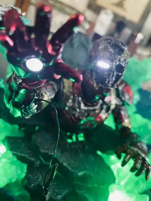 然后从坟墓里出现了一只手,化成丧尸的钢铁侠从地下爬出来追击蜘蛛侠