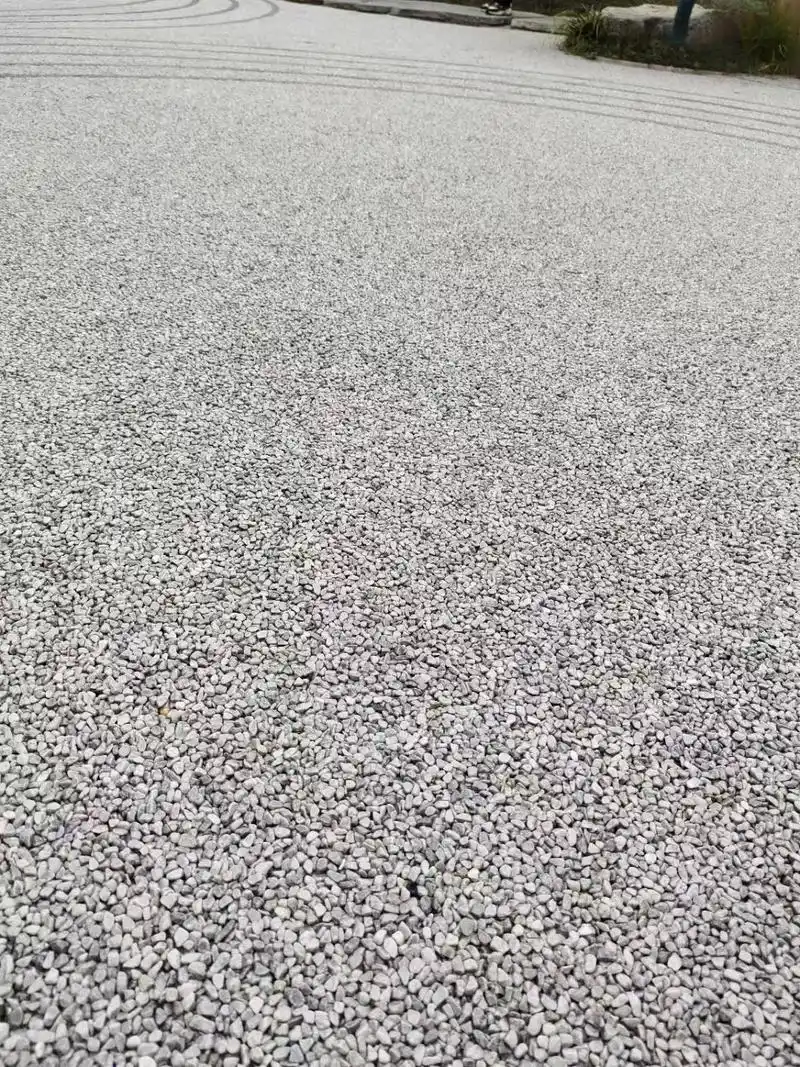 浅灰色透水胶粘石路面