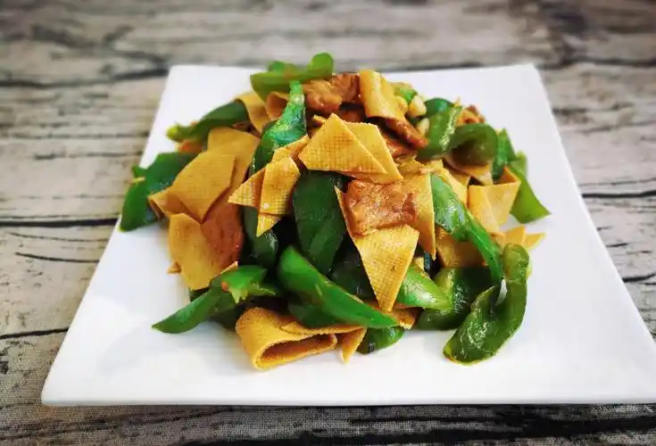 一不小心把青椒和豆皮这种普通的食材,做的太好吃了怎么办?