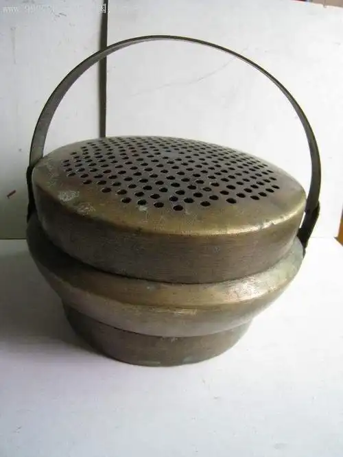 冬天故宫如何取暖脚炉火炉中所用的燃料是木炭,烧好的木炭叫红罗炭