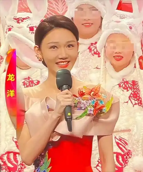 34岁龙洋:3次登上春晚舞台,但和董卿对比差距一目了然_网友_观众_自然