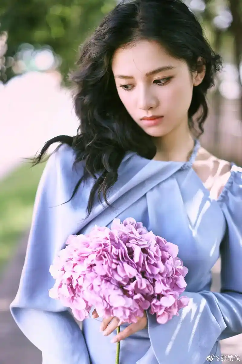 女神降临93.一绺靓丽的黑发飞瀑般飘洒下来,弯弯的柳眉,一双 - 抖音