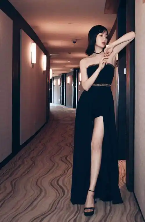 夏恩携铤而走险出席黑蚂蚁影业发布会举手投足皆可入画