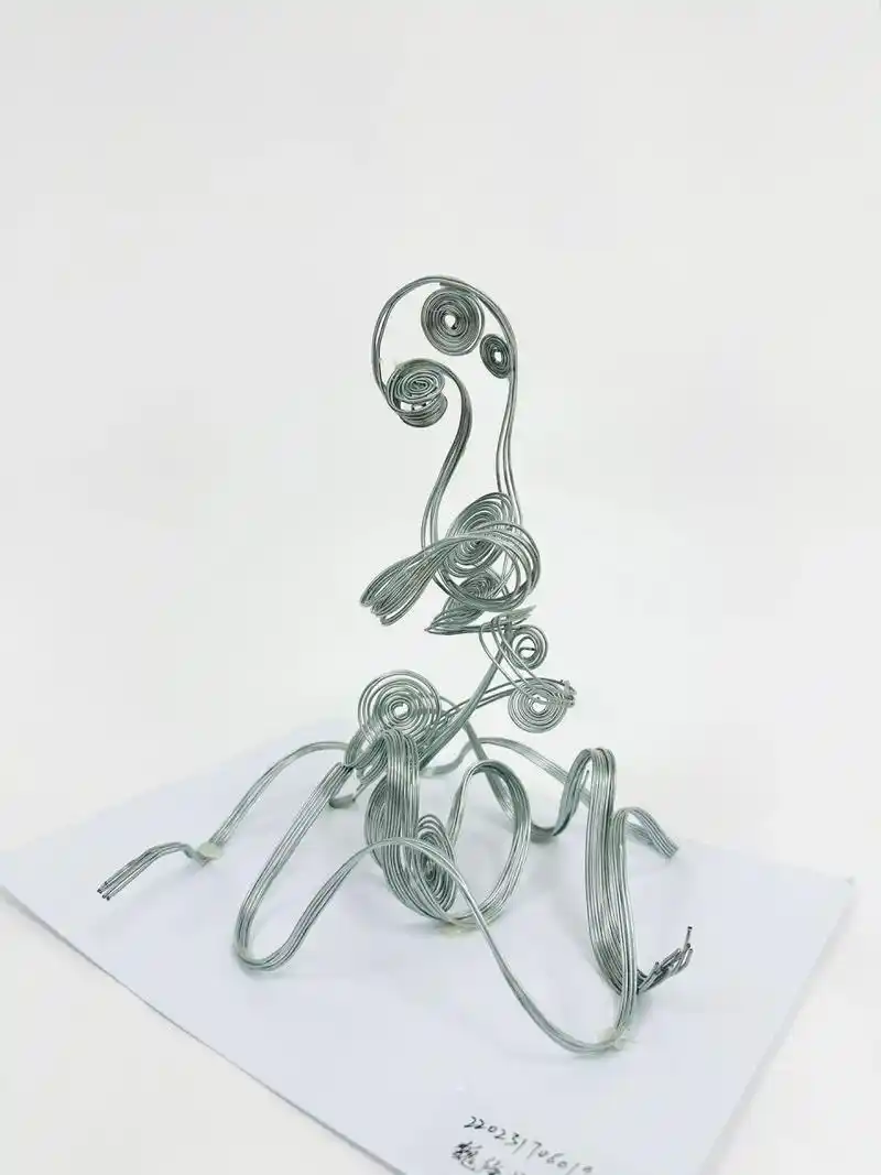 立体构成作业分享:缱绻 这个作业材料非常简单直白,铁丝而已,却充分