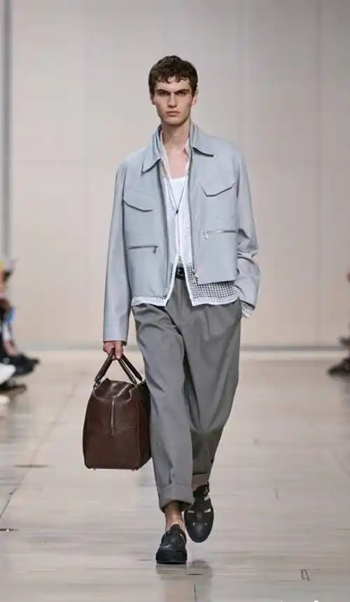 爱马仕2024春夏服装风格更年轻,更舒适_男装_夹克_的设计