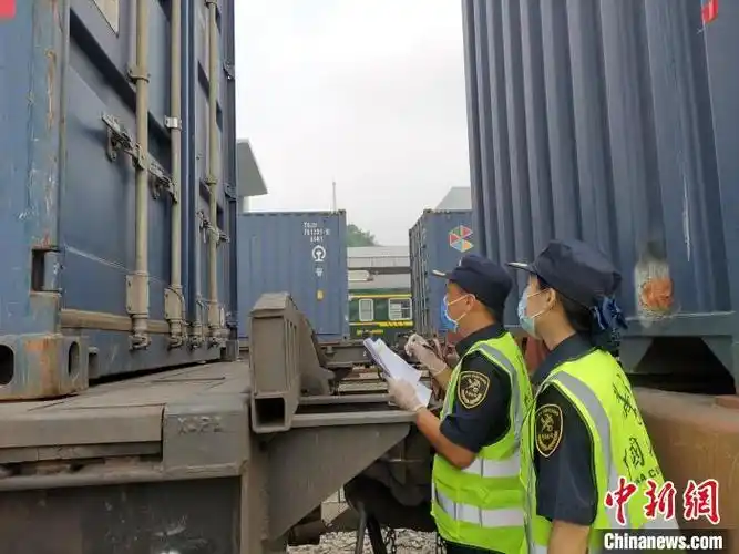 凭祥海关关员对中欧班列进行关锁验核 赖婧 摄