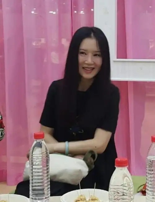 任静断崖式衰老同框杨钰莹像母女一个皱纹横生一个妙龄少女