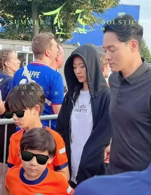 42岁全智贤一家看球,两帅儿子正面曝光,一家四口都是高颜值