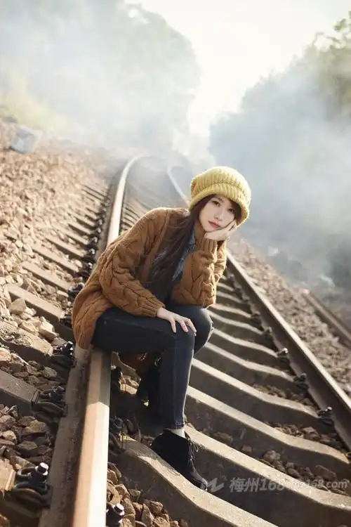 文艺范女青年铁轨写真