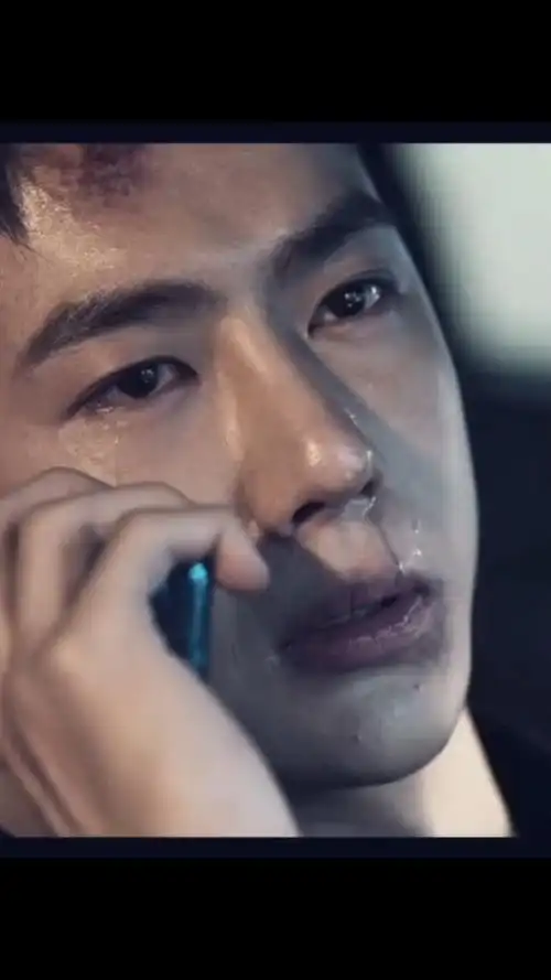 王一博的这段哭戏真的很棒,很明显的看出来他的嘴唇在抖,很自然的去