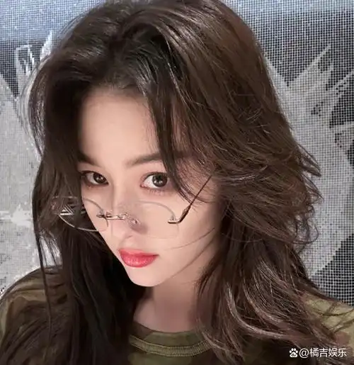 张馨予发型超漂亮,穿夏至军服,比男的还帅,眼镜酷感十足,军服不仅可以