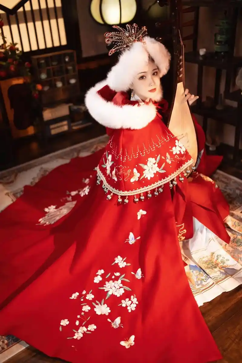 昭君出塞.#古风 #国风合伙人 #昭君出塞 #斗篷#国潮无敌 - 抖音