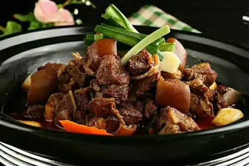 吃海门美味红烧山羊肉