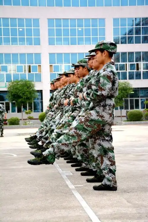 军训季你们认真站军姿的样子真可爱