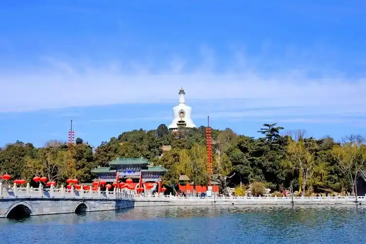 【携程攻略】北京北海公园景点,北海公园,在景山西侧,故宫的西北面,与