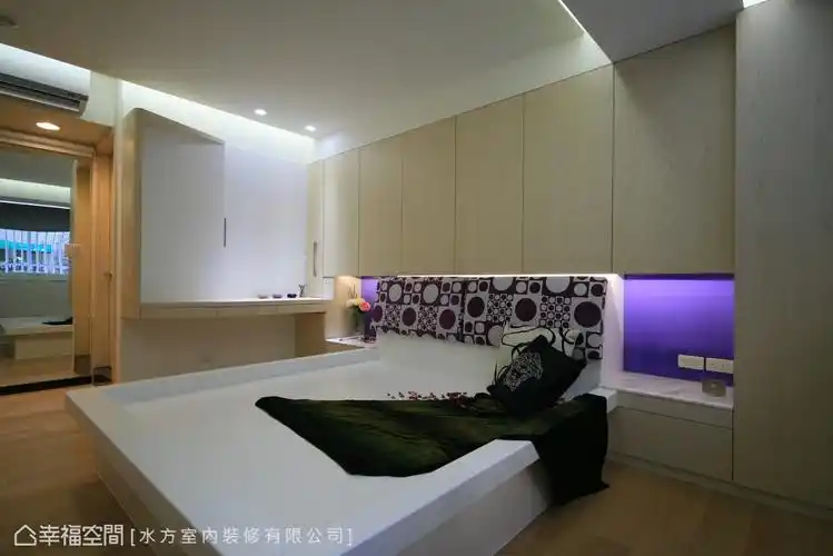 同食共寝拼事业 婚姻未满的甜蜜生活