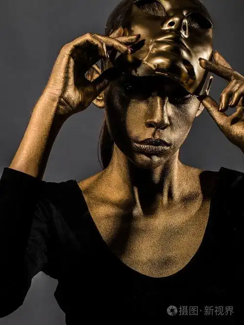 性感漂亮金色女人戴面具