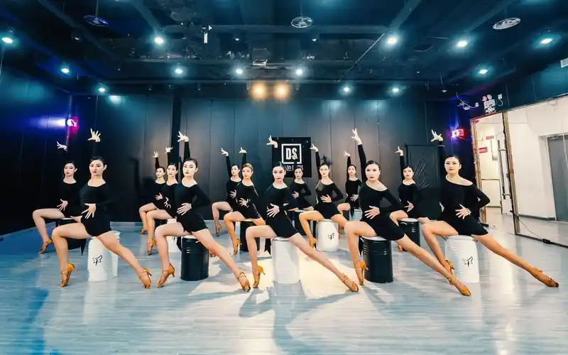 拉丁舞美腿霸屏恰恰ounce单色舞蹈郑州拉丁舞零基础3个月展示