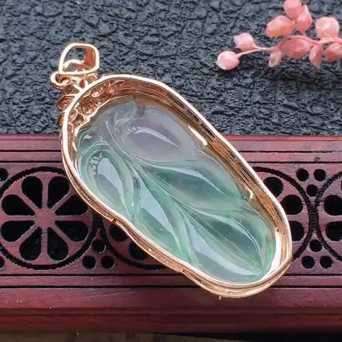 翡翠18k金伴钻镶嵌糯冰种晴水叶子吊坠