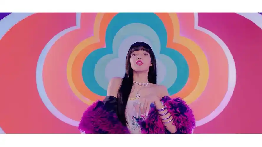 blackpink新mv观看次数破4亿!我却被她们的穿搭吸引_服装_花朵_jennie