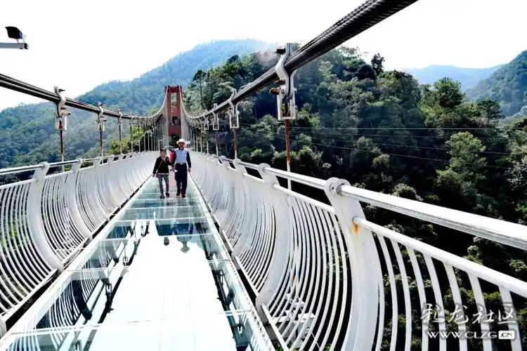 青龙峡的玻璃栈道很壮观