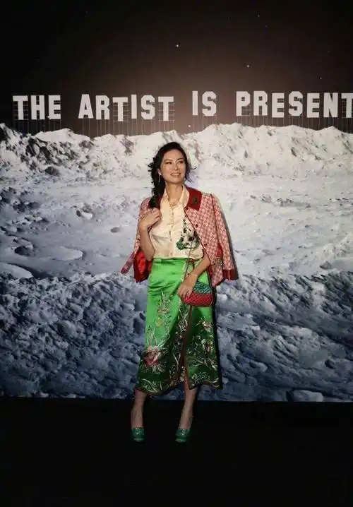 原创邓文迪太有心机穿玫粉色修身连衣裙扮嫩52岁小蛮腰好惊艳