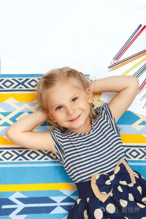 可爱的小女孩躺在床上