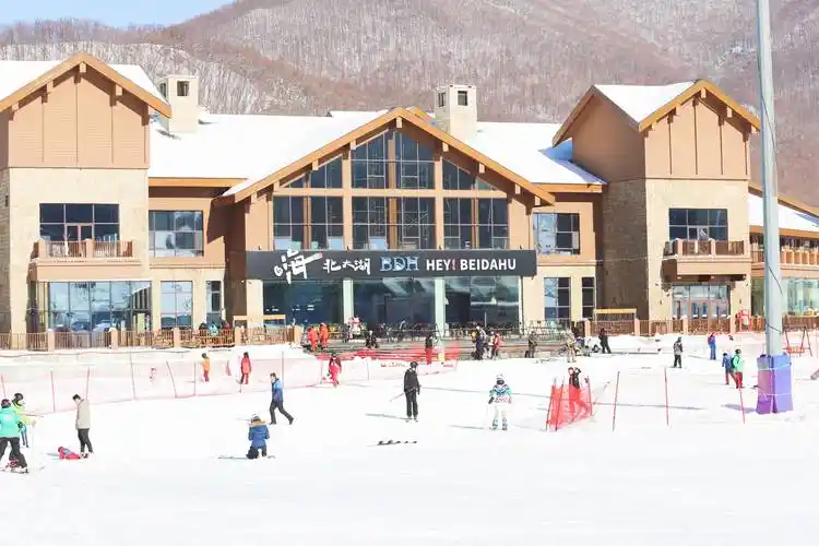 11月12日,吉林市冰雪经济高质量发展试验区辖区内的北大湖滑雪度假区