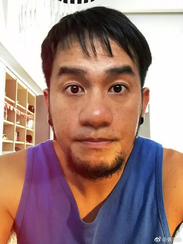 张震岳自曝女友预产期在下月 调侃宝宝也是蒜头鼻