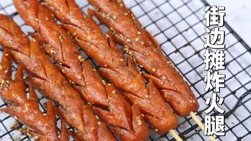 自制街边摊油炸火腿肠,刷点孜然辣椒油,就是这个味儿