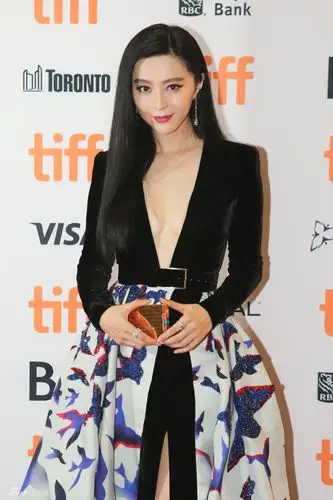 有胸有腿! 范冰冰超性感亮相多伦多电影节