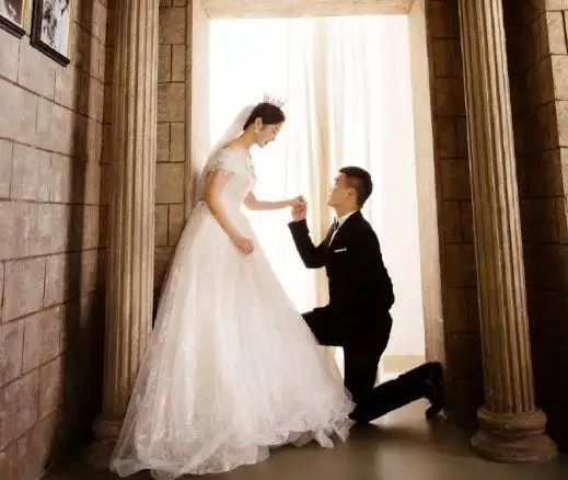 在去年的时候从网络上就传出了一些岳云鹏去刘筱亭的老家参加他婚礼的