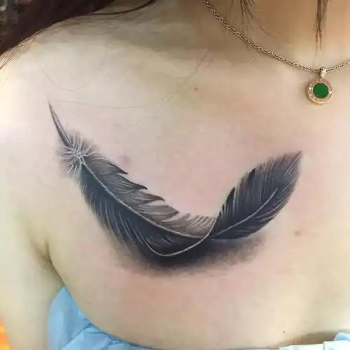 高端服装设计师李小姐锁骨下方的羽毛纹身图案