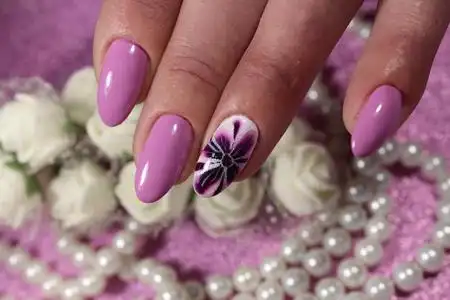 修指甲在紫色的百合花图案设计图片