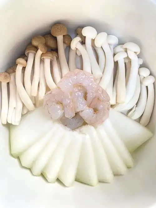 73材料白玉菇,蟹味菇各100g,虾仁100g,冬瓜半圈(两人份,一人喝可以