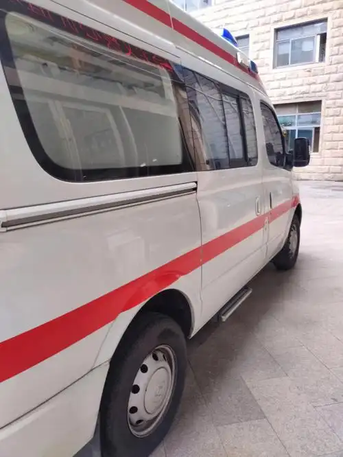 人在北院实习,没想到这辈子第一次坐120,是陪病人去南院做检查94