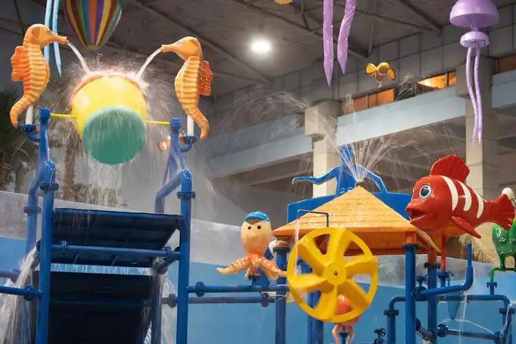 度假区由温泉世界,维景国际大酒店,中旅·海泉湾公馆三部分组成.