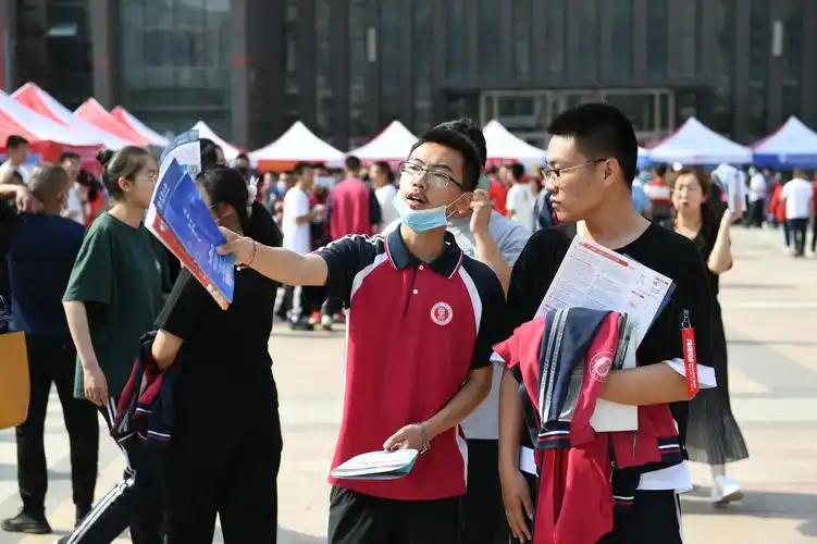 【视觉】高考成绩公布 心仪大学现场咨询