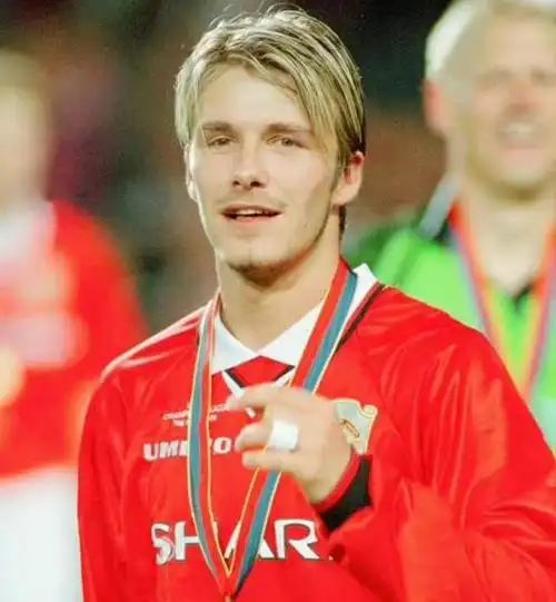 贝克汉姆发来祝贺,曼联夺冠却遇难题,c罗会见泰森,也有奖牌?