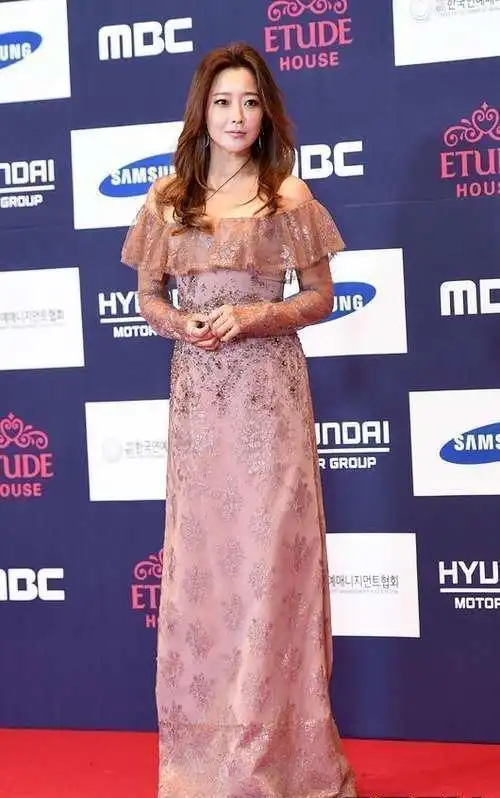 金喜善的气质让女人都羡慕43岁依然高贵优雅穿西服套装超漂亮