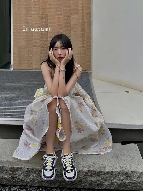 花裙子配复古老爹鞋秋天的第一份混搭