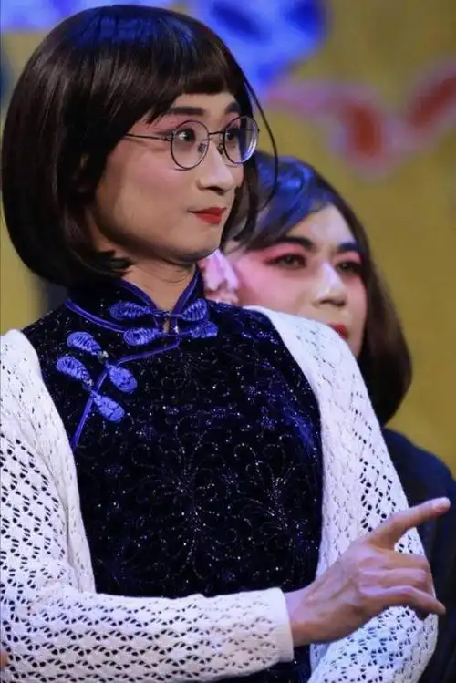 女装反串大莲妈,效果也是相当的惊艳,同时也收获了德云社张曼玉的美誉
