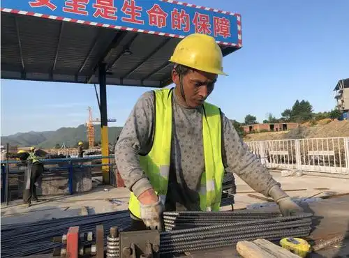 华赣公司建筑工人在工地热火朝天干活.(供图|华赣公司武夷项目部)