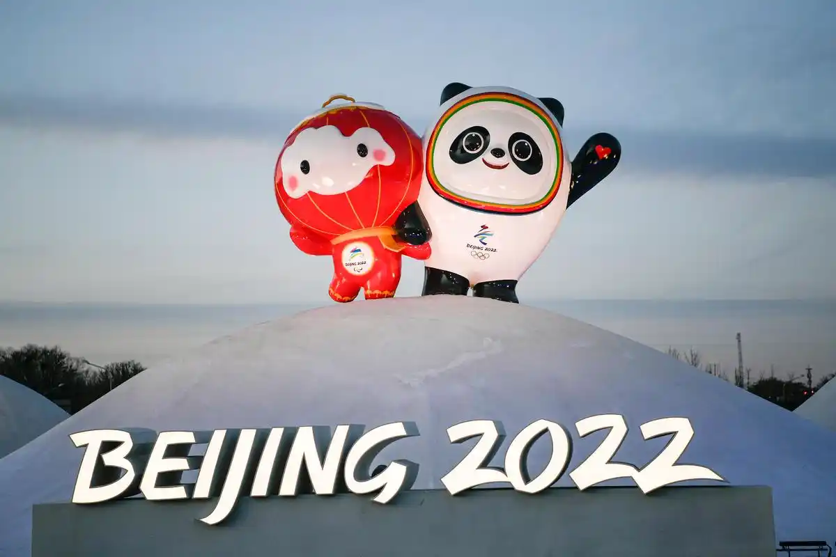 北京点亮夜景灯光秀 "冰墩墩""雪容融"精致可爱