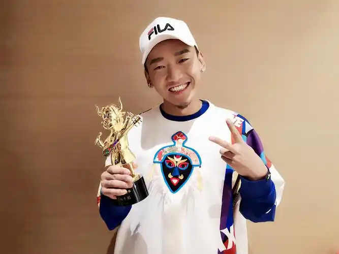 歌手扎西平措荣获"年度最佳男歌手"奖 首张个人ep包揽多风格,筹备近