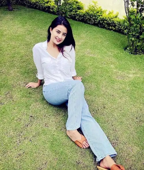 尼泊尔的顶级超模,长相清秀气质好,极简休闲穿搭秒变风景线