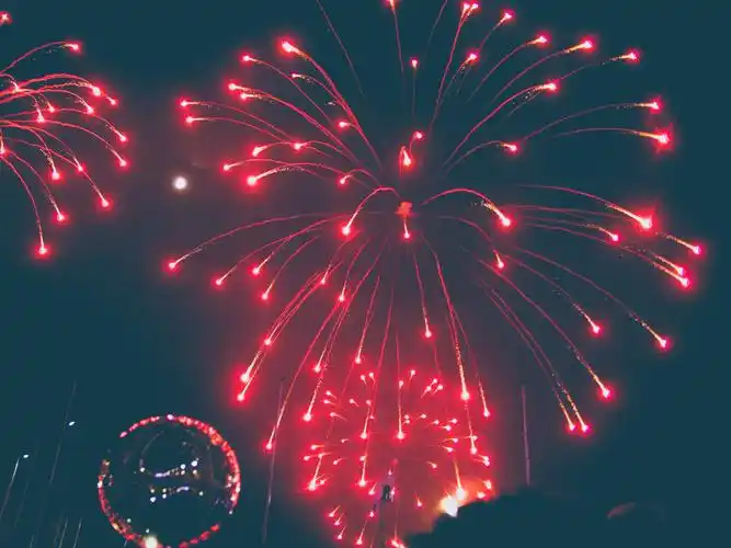 烟花,晚上,红色,节日 壁纸
