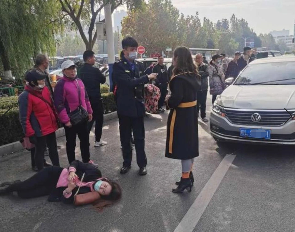 宿州火车站附近,一年轻女子骑电动车祸被车撞倒,倒地不起!